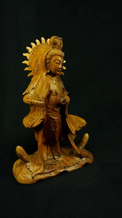 Statue sacrée bénie – Guanyin en bois de suar – 31 cm, vue complémentaire n°4