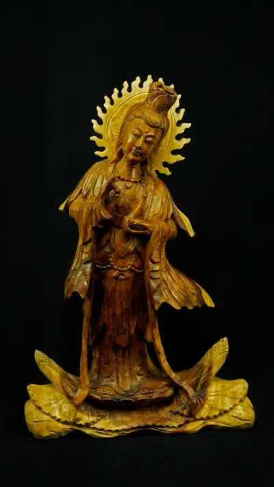 Statue bénie de Guanyin en bois de suar, vue de profil