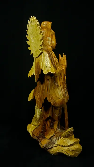 Statue bénie de Guanyin en bois de suar, vue arrière