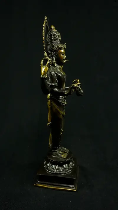 Brahma béni de forme indonésienne, profil droit