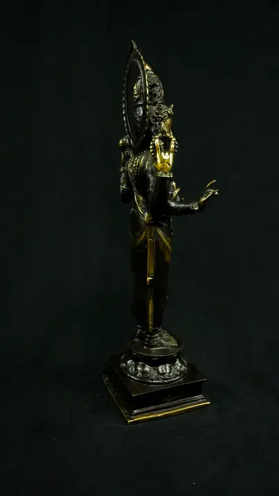 Brahma béni de forme indonésienne, profil gauche