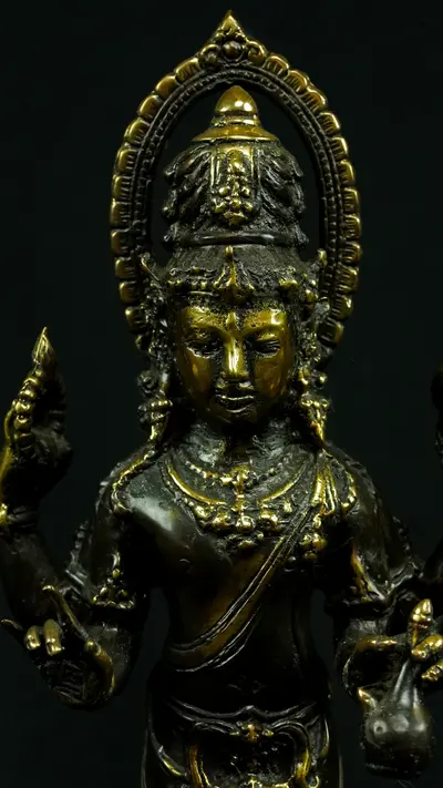 Détail du visage de Brahma de forme indonésienne
