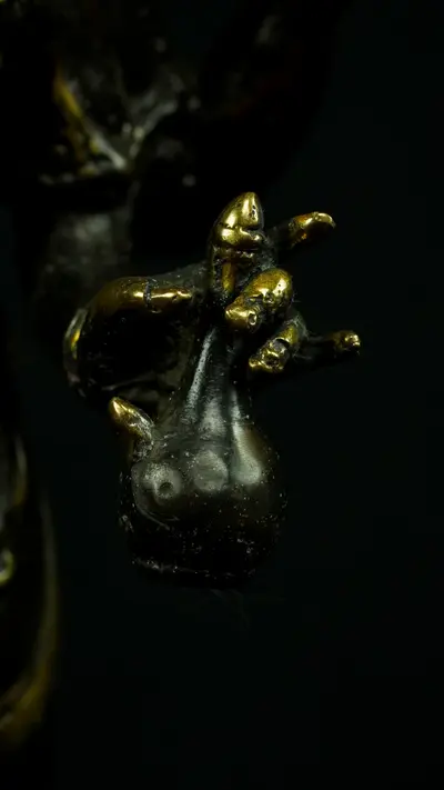 Détail des mains sculptées de Brahma de forme indonésienne