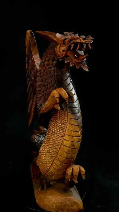 Dragon béni n°3 en bois de suar, vue de profil