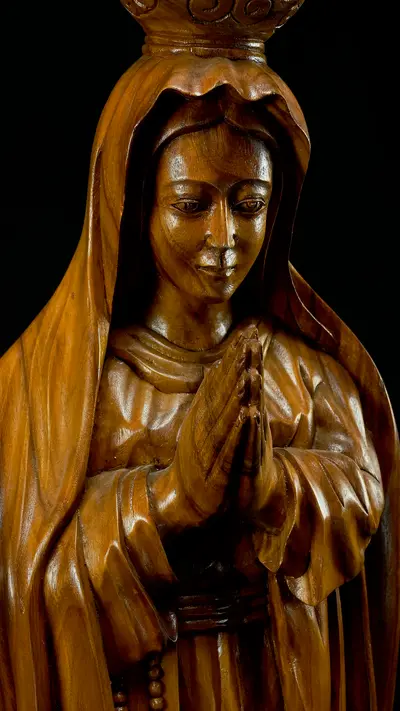 Détail du visage et des mains jointes de la Vierge Couronnée