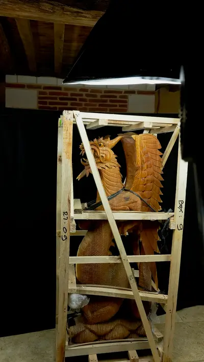 Grand dragon béni sculpté en bois de suar, détail complémentaire n°15