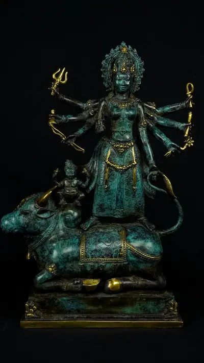 Statue bénie de Durga Kamadhenu en laiton, vue de face