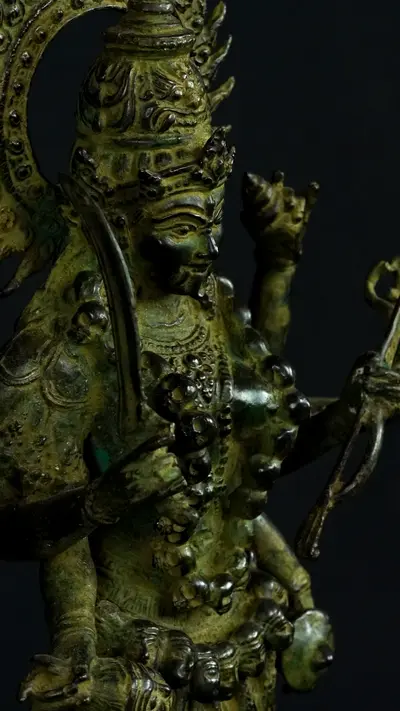 Statue bénie de Kali en laiton réalisée à la cire perdue, détail complémentaire n°2