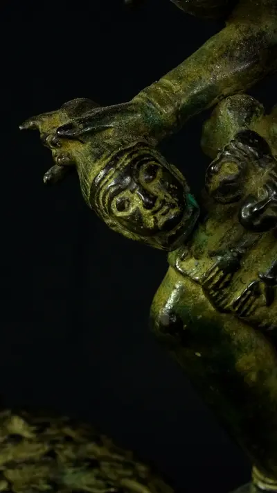 Détail du visage de Kali en laiton
