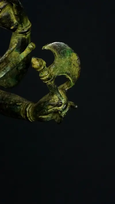 Statue bénie de Kali en laiton réalisée à la cire perdue, détail complémentaire n°11
