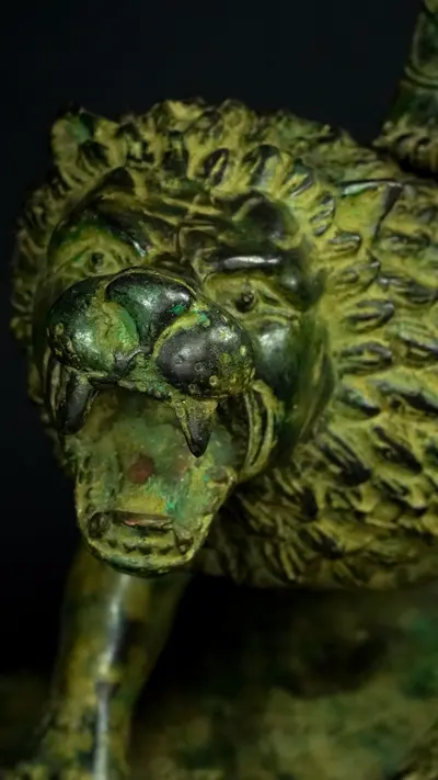 Détail de la tête de lion sculptée sur la statue de Kali