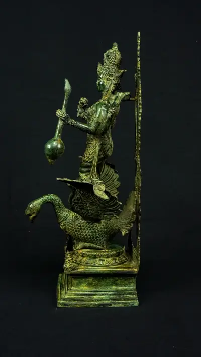 Saraswati sur son cygne, profil gauche