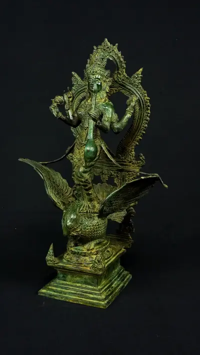 Statue sacrée bénie – Saraswati au cygne, détail sculpté n°3
