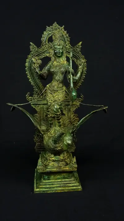 Statue sacrée bénie – Saraswati au cygne, détail sculpté n°4