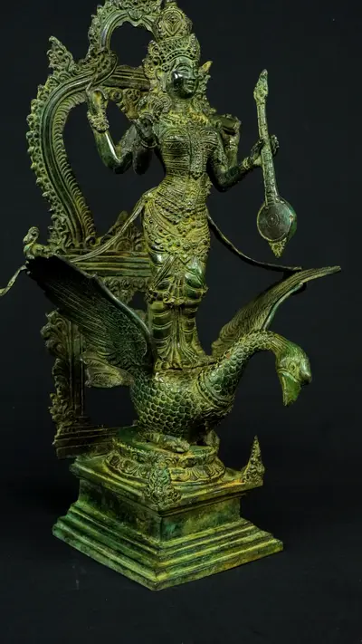 Saraswati bénie sur son cygne, vue de face