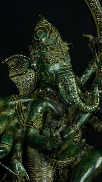 Détail d’une main et d’un attribut de Ganesh Nataraja