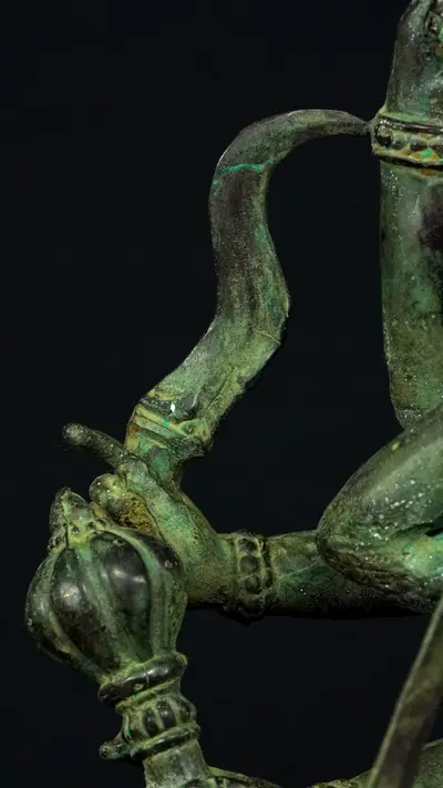 Statue sacrée bénie – Durga aux 10 bras, détail sculpté n°6
