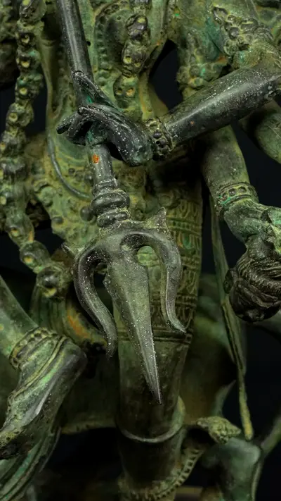 Statue sacrée bénie – Durga aux 10 bras, détail sculpté n°7