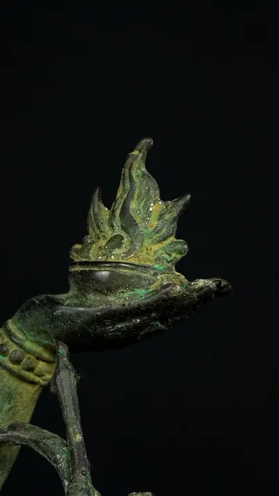 Statue sacrée bénie – Durga aux 10 bras, détail sculpté n°10
