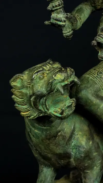Statue sacrée bénie – Durga aux 10 bras, détail sculpté n°12