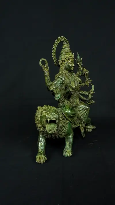 Durga aux huit bras n°2, profil droit