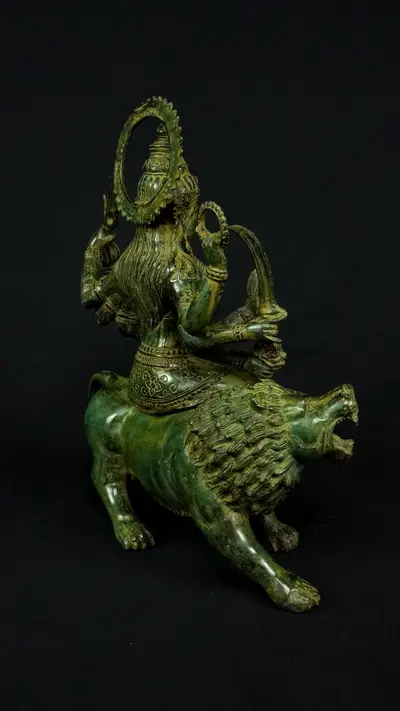 Durga aux huit bras n°1, profil gauche