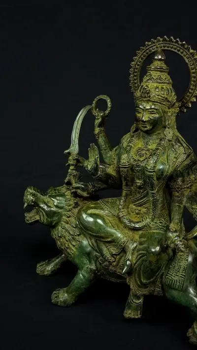 Statue sacrée bénie – Durga aux 8 bras n°1, détail sculpté n°1