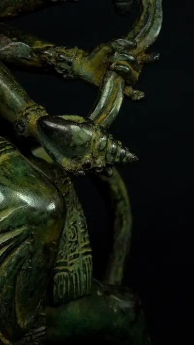 Statue sacrée bénie – Durga aux 8 bras n°1, détail sculpté n°7