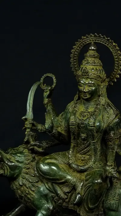 Statue sacrée bénie – Durga aux 8 bras n°1, détail sculpté n°11