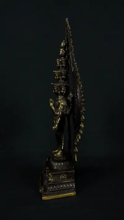 Avalokiteshvara aux mille bras, profil gauche