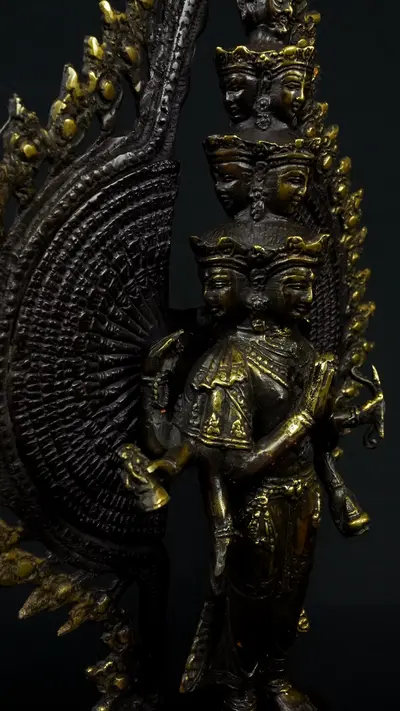 Statue sacrée bénie – Avalokiteshvara aux 1000 bras, détail sculpté n°1