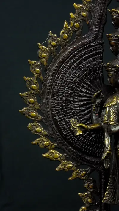 Statue sacrée bénie – Avalokiteshvara aux 1000 bras, détail sculpté n°3