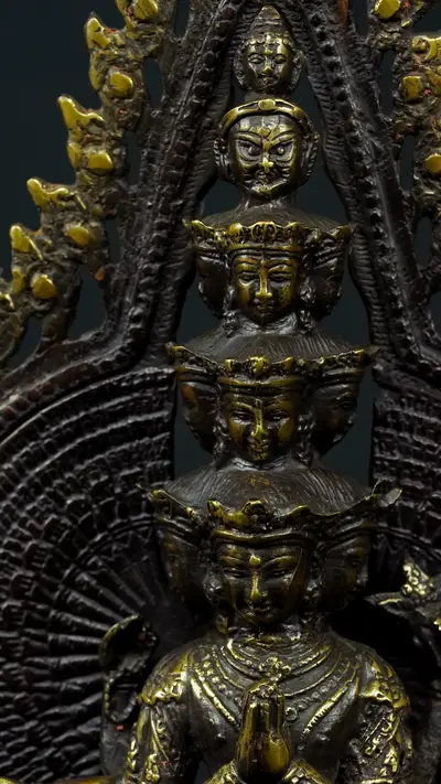 Détail des bras sculptés d’Avalokiteshvara