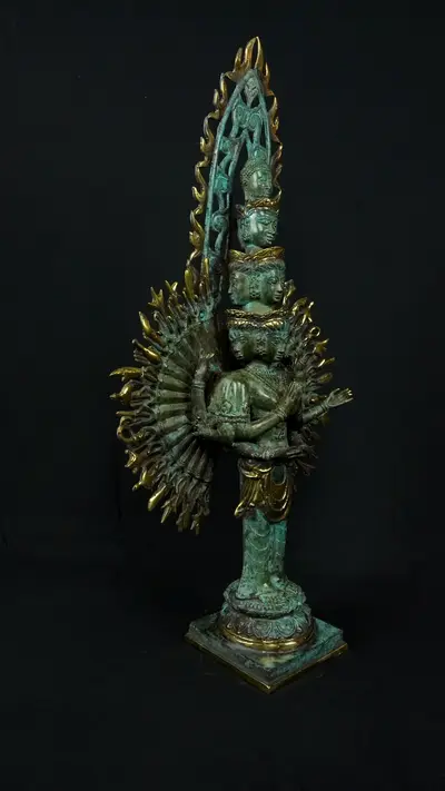 Avalokiteshvara aux 1 000 bras n°1, profil droit
