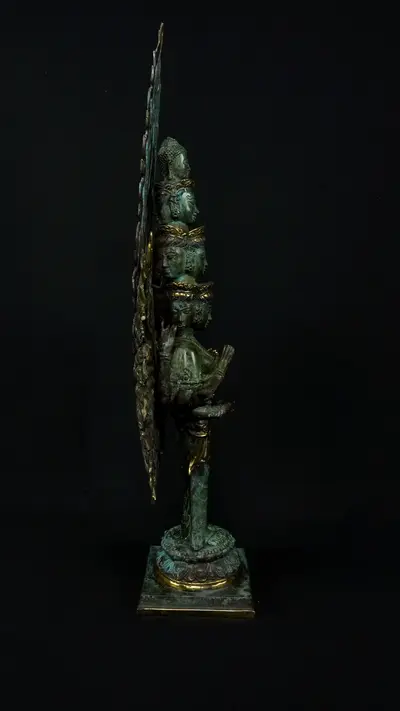Avalokiteshvara aux 1 000 bras n°1, profil gauche