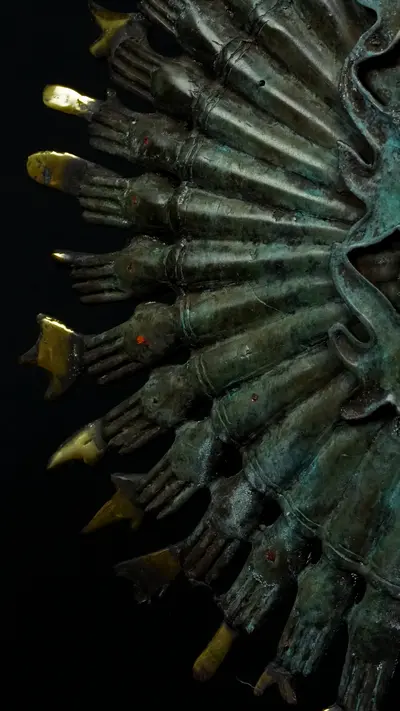 Détail des bras rayonnants d’Avalokiteshvara n°1