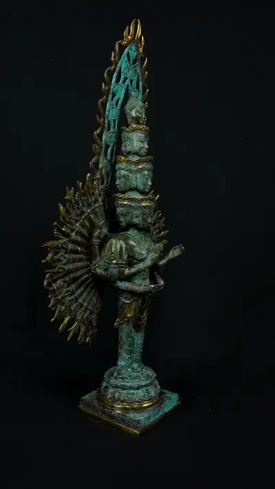 Avalokiteshvara aux 1 000 bras n°2, profil droit