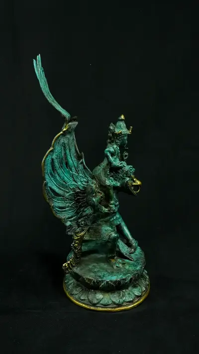 Vishnu béni sur Garuda n°1, vue de profil