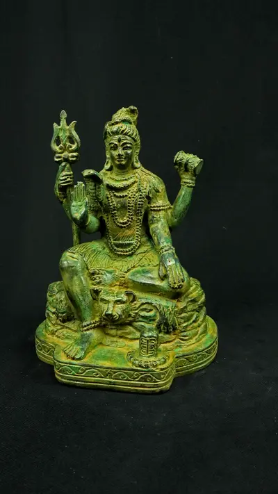 Statue sacrée bénie – Petit Shiva assis – 66 cm, détail sculpté n°6