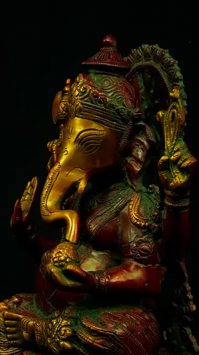 Statue sacrée bénie – Ganesh assis n°2 – 31 cm, détail sculpté n°11