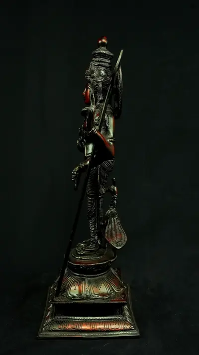 Statue sacrée bénie – Murugan n°1 – 46 cm, détail sculpté n°2