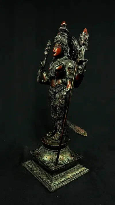 Statue sacrée bénie – Murugan n°2 – 46 cm, détail sculpté n°1