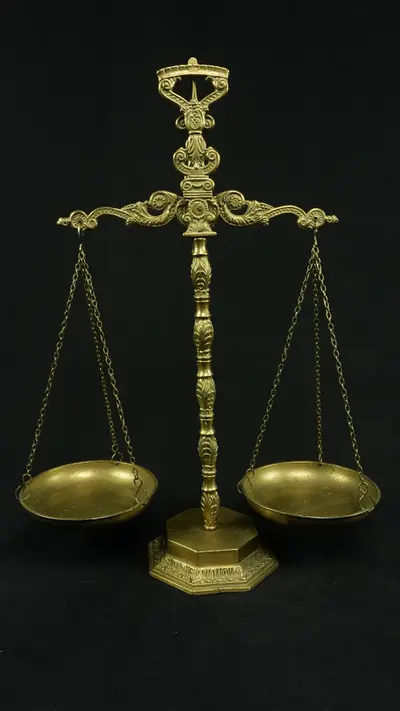 Balance Divine en laiton doré