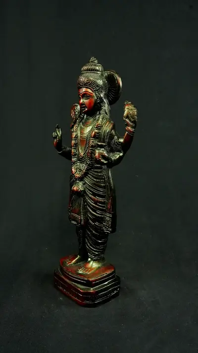 Statue sacrée bénie – Dhanvantari n°1, détail sculpté n°1