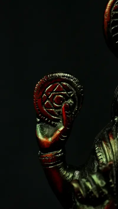Statue sacrée bénie – Dhanvantari n°1, détail sculpté n°5