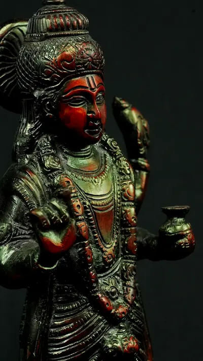 Statue sacrée bénie – Dhanvantari n°1, détail sculpté n°6