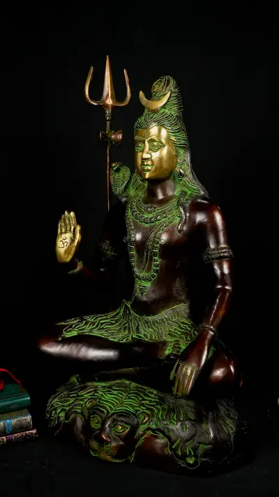 Statue sacrée bénie – Grand Shiva au trident – 61 cm, détail sculpté n°1