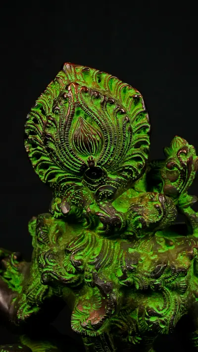 Statue sacrée bénie – Saraswati à la vînâ – 31 cm, détail sculpté n°5