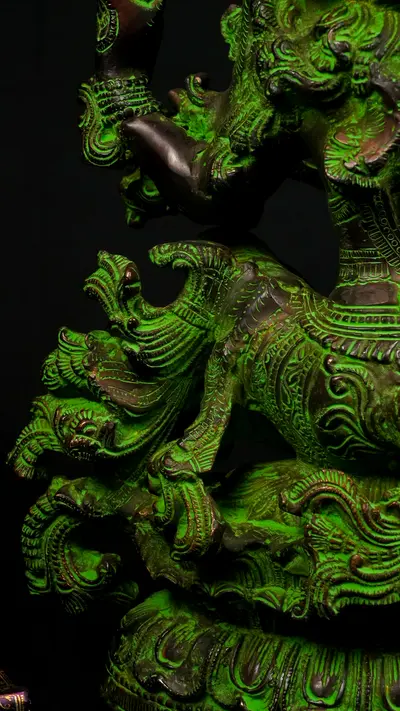 Statue sacrée bénie – Saraswati à la vînâ – 31 cm, détail sculpté n°7