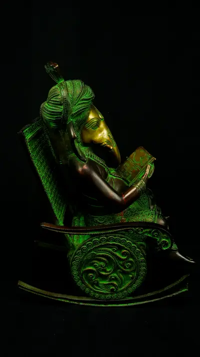 Statue bénie de Ganesh assis, profil droit